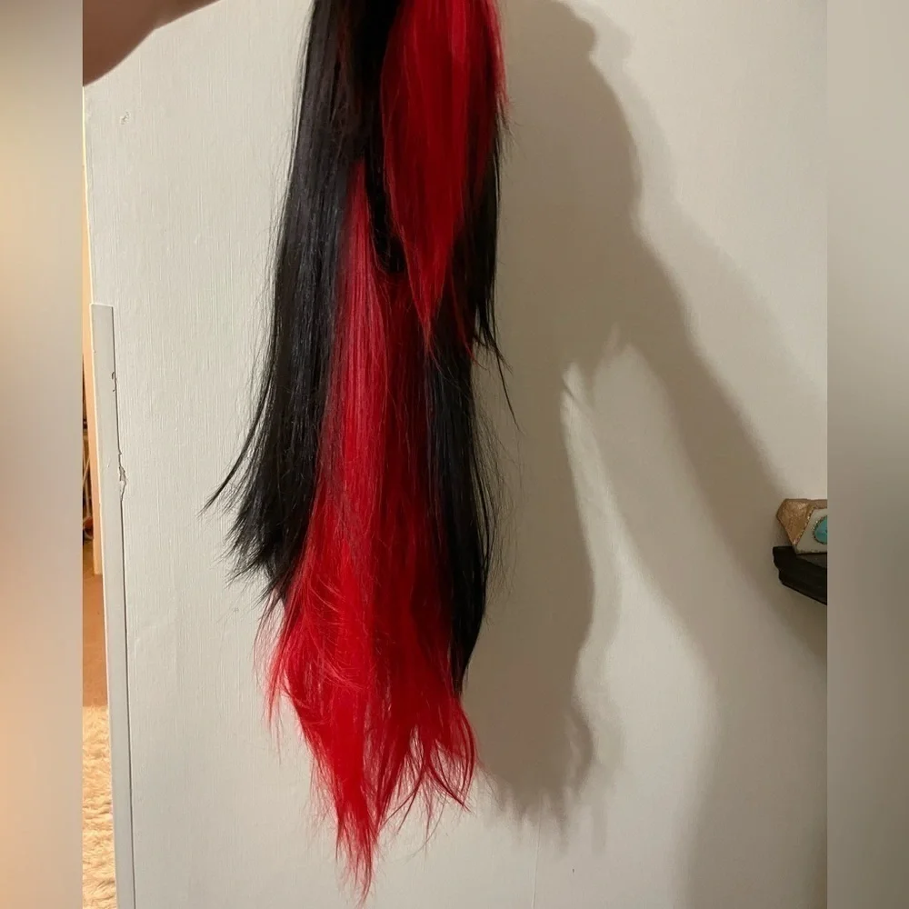 Black and red wig‎